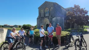 Balades en vélo électrique avec un guide pour découvrir le vignoble de Grande Champagne